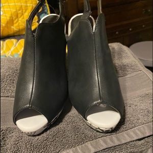 VERO CUOIO size 8 black and white. Red bottom.